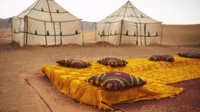 Enjoy_a_picnic_in_the_Moroccan_dunes